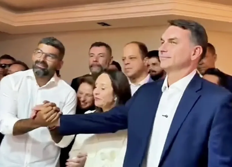 Momento em que Dr. Daniel reiterava apoio a Flávio Bolsonaro n segundo turno para presidente - Foto: reprod. redes sociais.