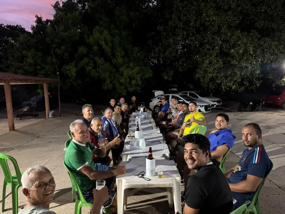 Edivaldo Sabino comemorando seus aniversário com amigos no Clube Bandeirante, em José de Freitas-PI. , 