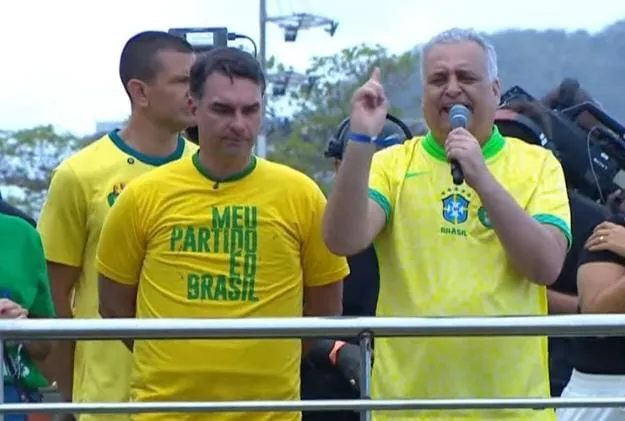 Flávio Bolsonaro ao lado de seu vice na chapa ao Planalto, Alfredo Gaspar. (Foto: Reprodução/Youtube/Canal Flávio Bolsonaro).
