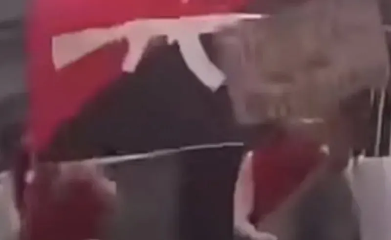 A dúvida é se a bandeira era apoio do PCC ou elogio à luta armada para derrubar a democracia brasileira - Foto: reprodução.