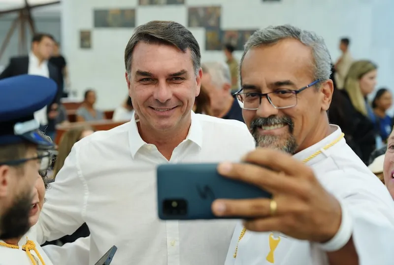 Flávio Bolsonaro (PL) atendeu a simpatizantes durante sua ida a Catedral de Brasília para missa no dia de Nossa Senhora Aparecida - Foto: Charles Vieira.