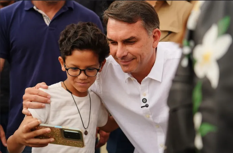 Flavio Bosonaro (PL) faz selfie ao lado de um jovem apoiador - Foto: Charles Vieira.