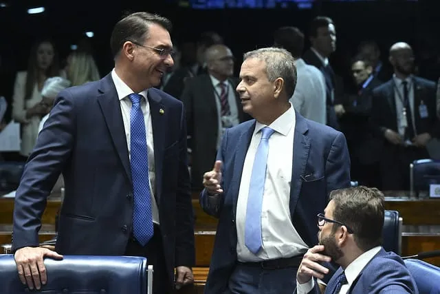 Rogério Marinho e Flávio Bolsonaro. (Foto: Carlos Moura/Agência Senado).