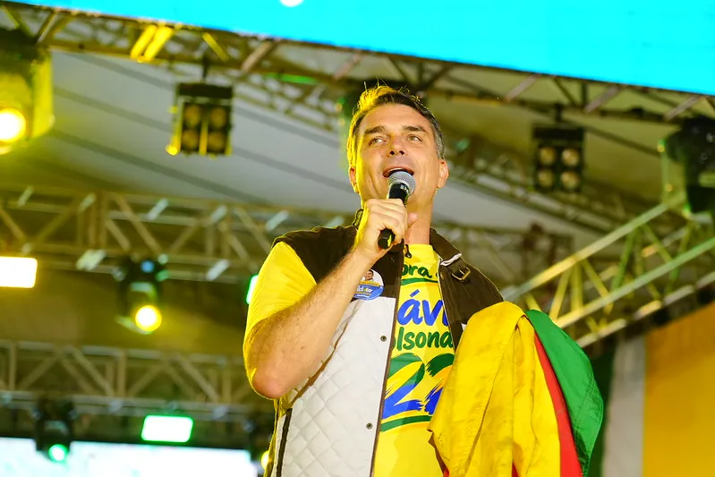 Senador Flávio Bolsonaro (PL), durante seu comício, em Porto Alegre. (Foto: Charles Vieira)