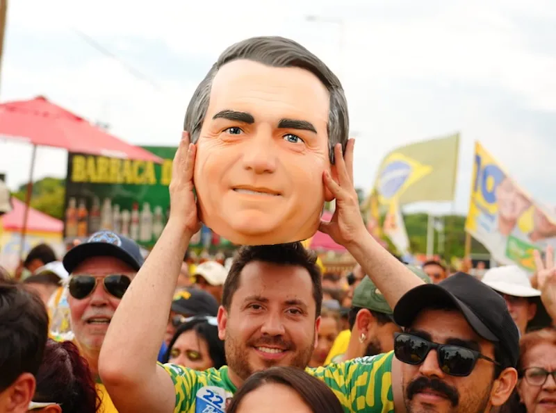 Eleitor exibe máscara do ex-presidente Jair Bolsonaro durante o “Bloquinho do 22” em Vitória (ES) - Foto: Charles Vieira.