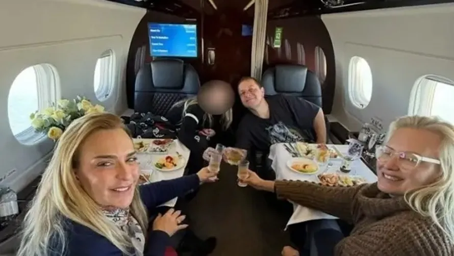 Lulinha com a amiga lobista Roberta Luchsinger em jatinho que o levou à Filândia em 2025 (Foto: Reprodução/Veja)