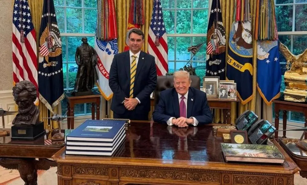 Flávio Bolsonaro ao lado do presidente dos EUA, Donald Trump. (Foto: Redes sociais/@flaviobolsonaro).