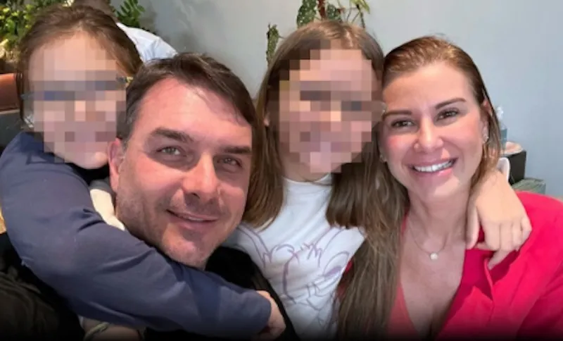 Flávio Bolsonaro deixou o Brasil na companhia da esposa e das duas filhas do casal - reprod de Alessandro Nigro/X.