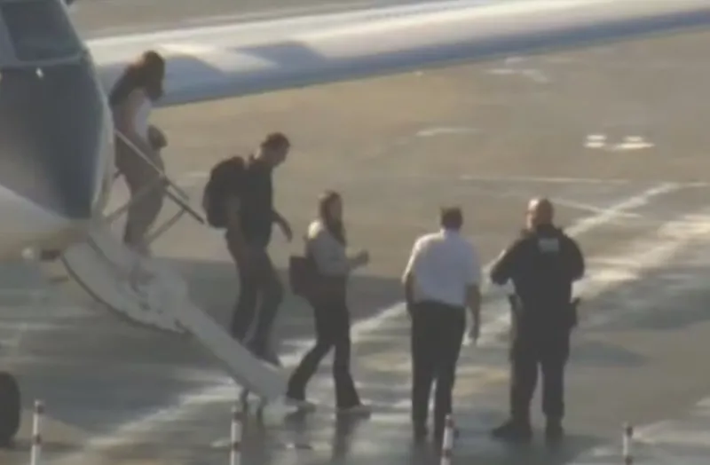 O senador Flávio Bolsonaro e família desembarcando em Miami em 28out26 - Foto: reprodução.