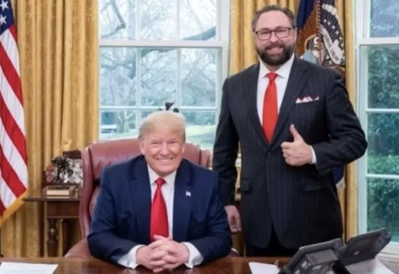 Presidente Donald Trump ao lado do conselheiro Jason Miller, no salão Oval. (Foto: The White House).